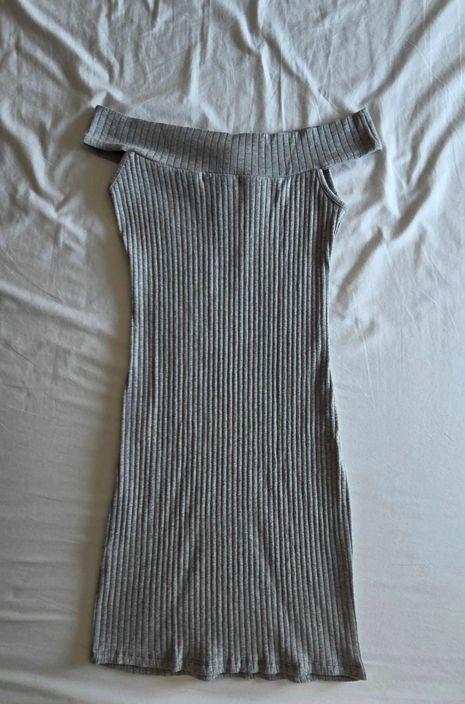 Vestido ajustado gris de punto CH Fashion talla S 36 con hombros descubiertos – photo 3